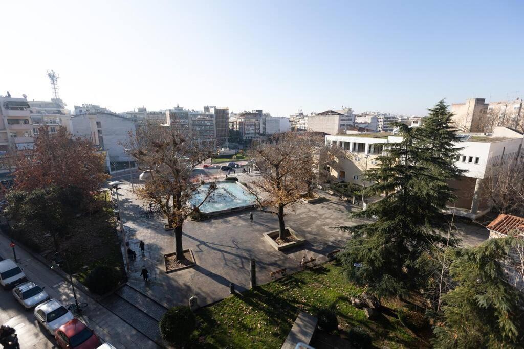 Ferienwohnung Λάρισα Διαμέρισμα Με Θέα Πλατεία Στο Κέντρο Της Πόλης Exterior foto