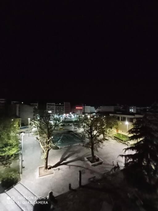 Ferienwohnung Λάρισα Διαμέρισμα Με Θέα Πλατεία Στο Κέντρο Της Πόλης Exterior foto