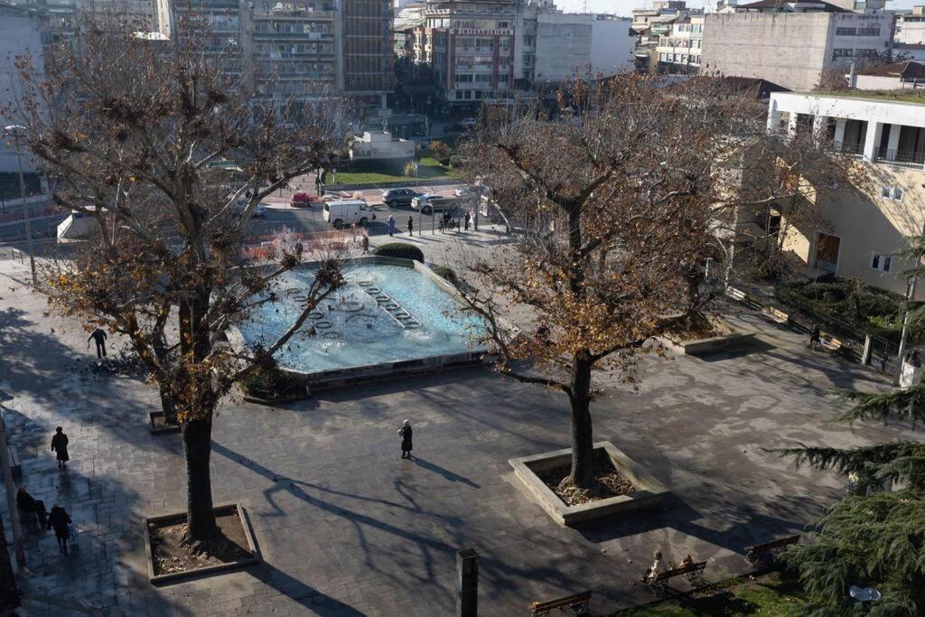 Ferienwohnung Λάρισα Διαμέρισμα Με Θέα Πλατεία Στο Κέντρο Της Πόλης Exterior foto